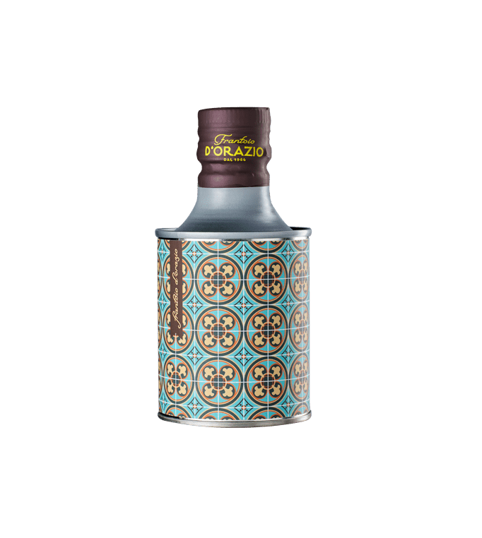 Flasken har blått og brunt mønster. "Frantoio D'Orazio" står på korken. Designet er symmetrisk.