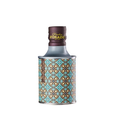 Flasken har blått og brunt mønster. "Frantoio D'Orazio" står på korken. Designet er symmetrisk.
