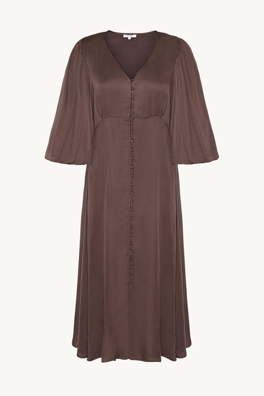 Brun kjole med V-hals, knepping foran, vide korte ermer, middels lengde. Enkel og elegant design.