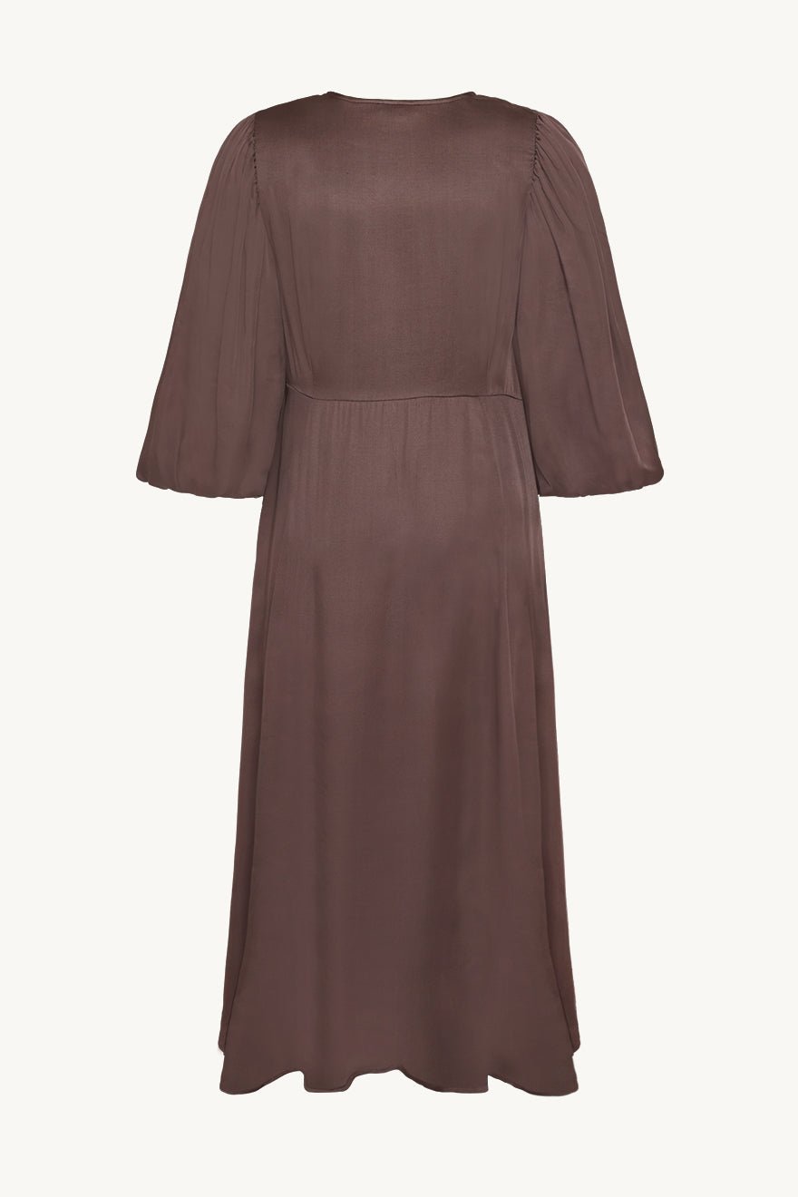 Baksiden av brun kjole med vide, korte ermer og enkel, elegant stil.