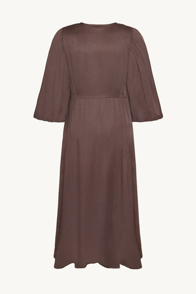 Baksiden av brun kjole med vide, korte ermer og enkel, elegant stil.