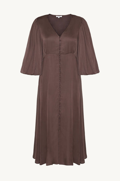 Brun kjole med V-hals, knepping foran, vide korte ermer, middels lengde. Enkel og elegant design.