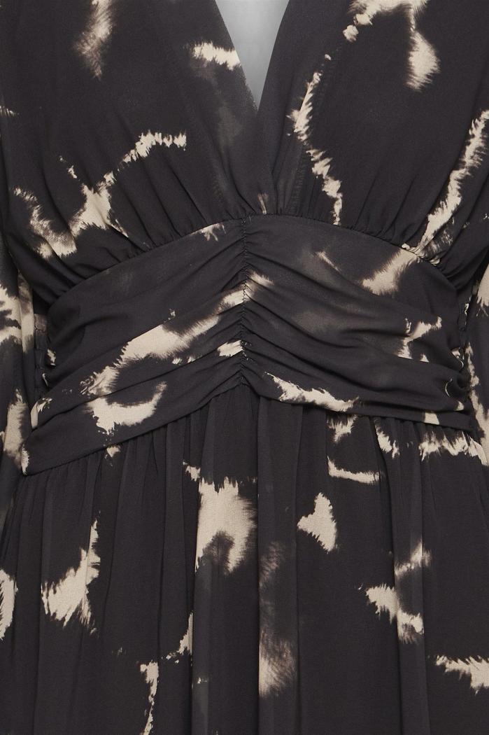 Mønster i mørke og lyse toner, dyp V-utringning, rynket midje på Sbmillie-kjolen.