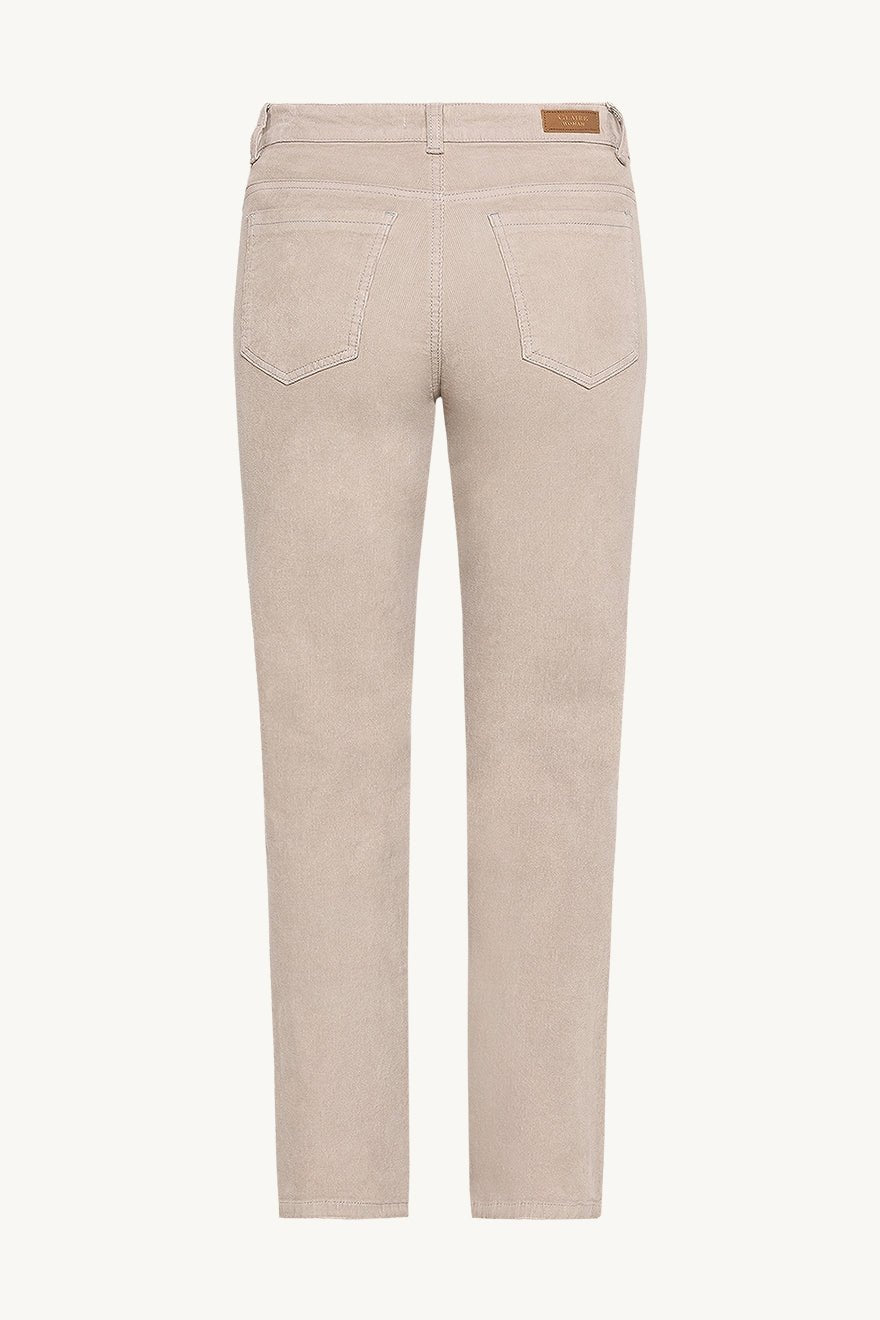 Baksiden av lyse beige bukser med fem lommer og rett benkutt.