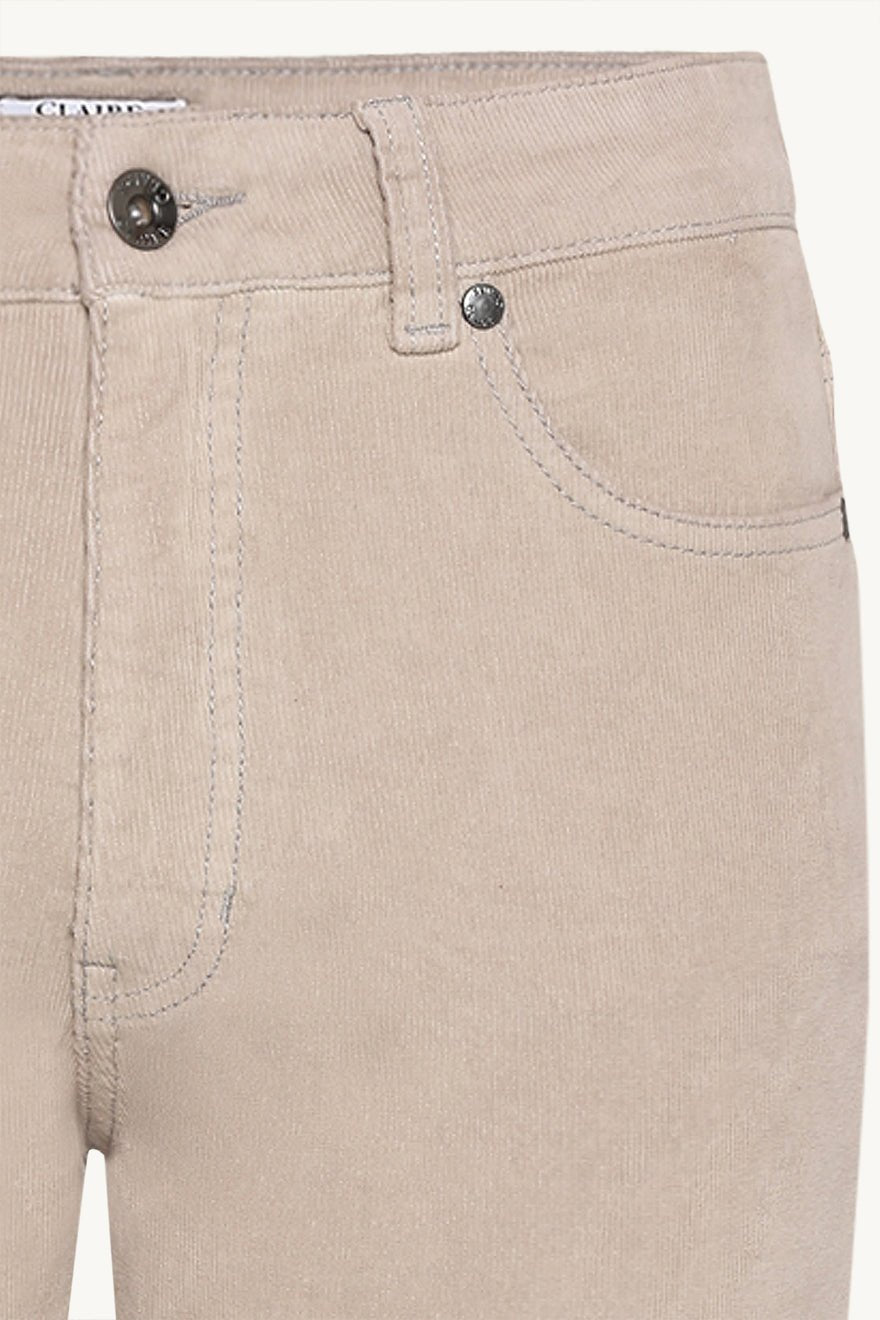 Lys beige bukser med fem-lommer design og rett benkutt, nærbilde av øvre del.