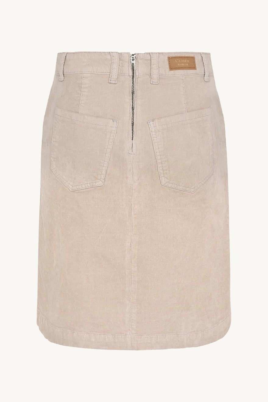 Beige cordskjørt med glidelås bak, to baklommer og beltehemper i midjen.