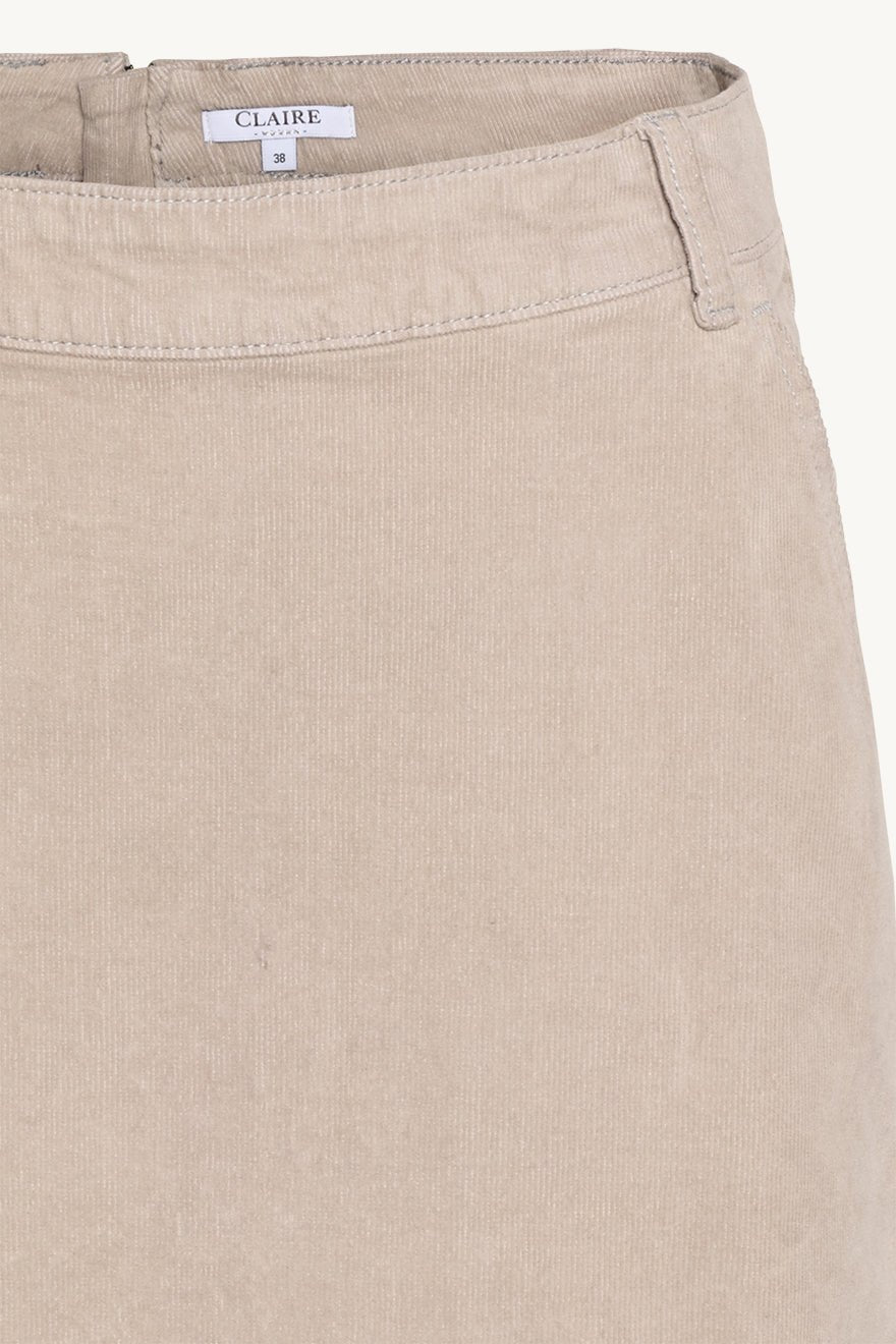 Beige cordfløyelsskjørt med glidelås bak og beltehemper.