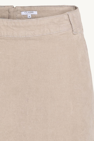 Beige cordfløyelsskjørt med glidelås bak og beltehemper.