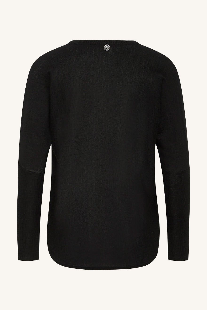 Svart pullover med rund hals, lange ermer, og liten logo på toppen bak. Enkel design i 100% merino.