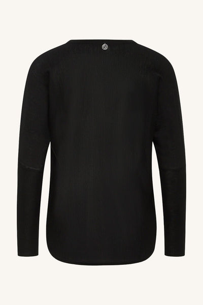 Svart pullover med rund hals, lange ermer, og liten logo på toppen bak. Enkel design i 100% merino.