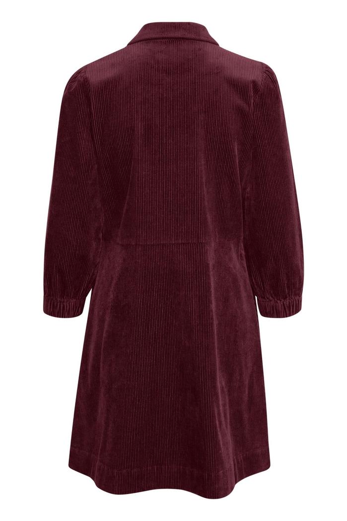Rød kordfløyelskjole med krage, elastiske mansjetter og vertikale striper i stoffet.