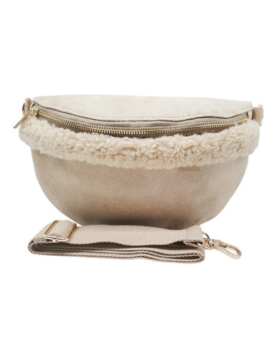 Bum-bag med pelsdetaljer langs toppen, glidelås og justerbar stropp i mykt materiale.