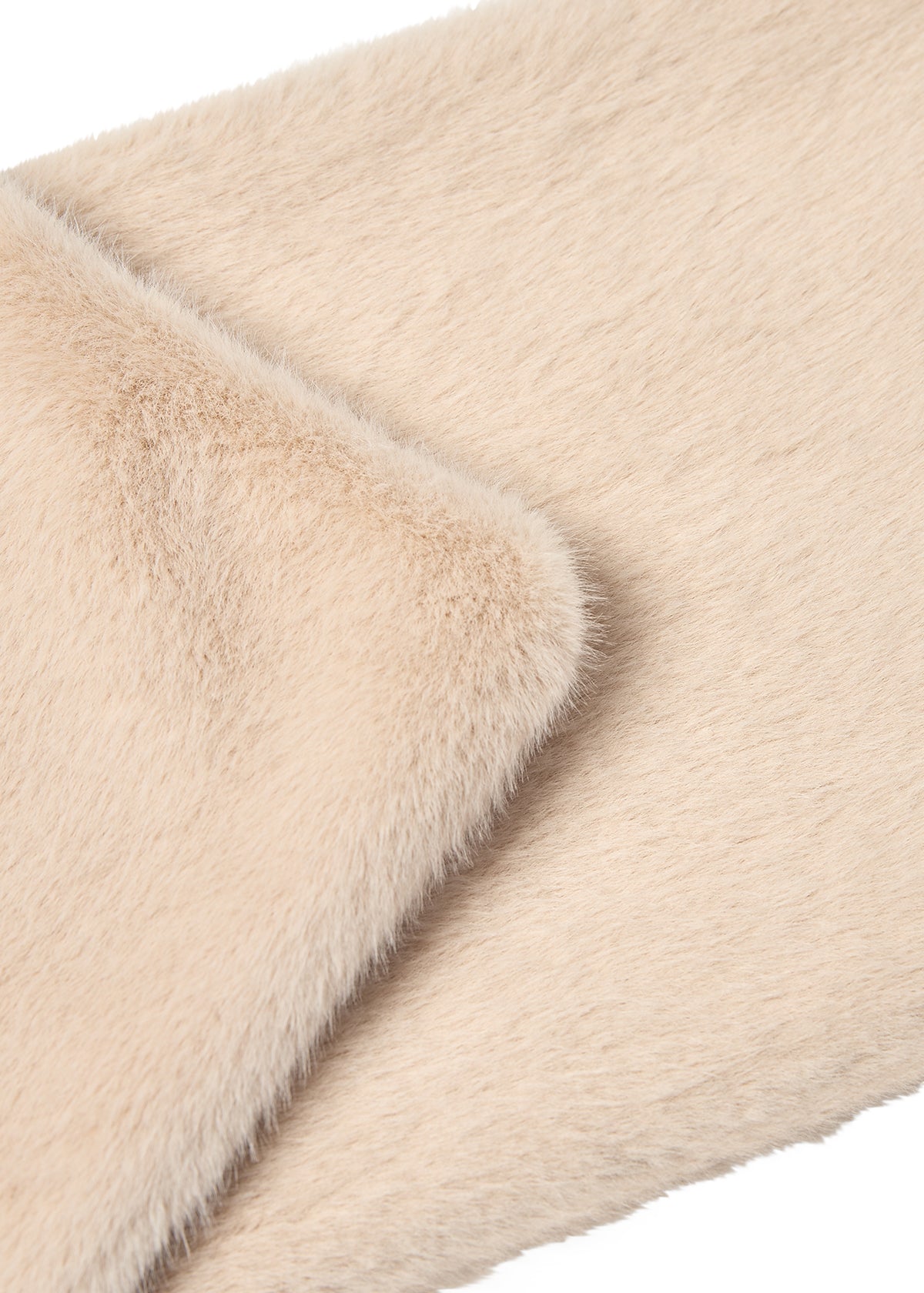 Mykt, lys beige skjerf med plysjaktig tekstur, rektangulært med avrundede kanter.