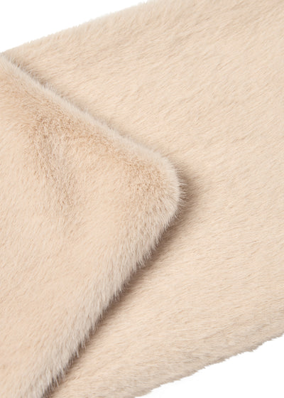 Mykt, lys beige skjerf med plysjaktig tekstur, rektangulært med avrundede kanter.