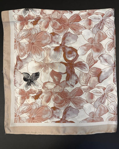 Kvadratisk skjerf 70x70 cm med blomster- og sommerfuglmotiv i rosa, beige og svart. Kantet med sømmer.