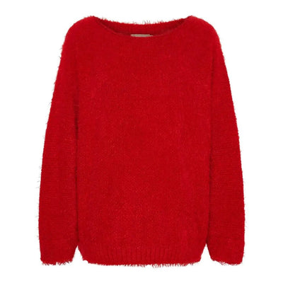 Rød, myk og lodden genser med rund halslinje.