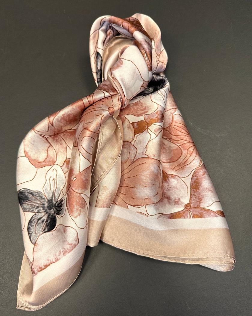 Kvadratisk skjerf 70x70 cm med blomster- og sommerfuglmotiv i rosa, beige og svart. Hemmede kanter.