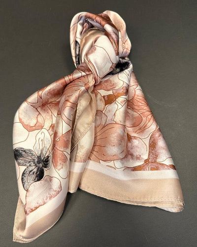 Kvadratisk skjerf 70x70 cm med blomster- og sommerfuglmotiv i rosa, beige og svart. Hemmede kanter.