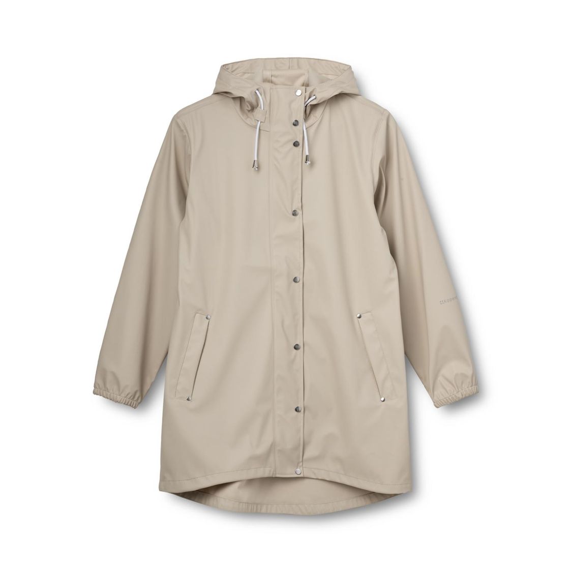 Beige regnjakke med hette, glidelås foran og sidelommer, enkel design.