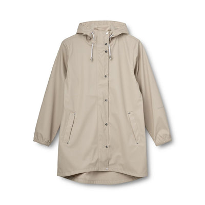 Beige regnjakke med hette, glidelås foran og sidelommer, enkel design.
