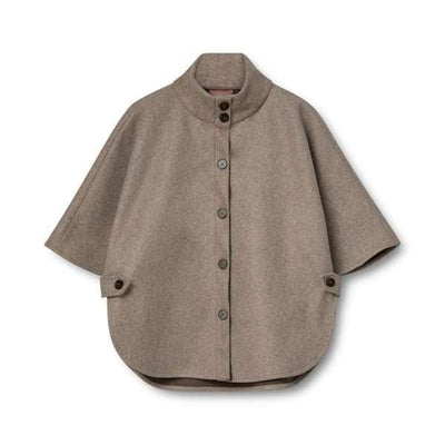 Brun poncho med knappelukking foran, høy krage og korte ermer, designet for stil og komfort.