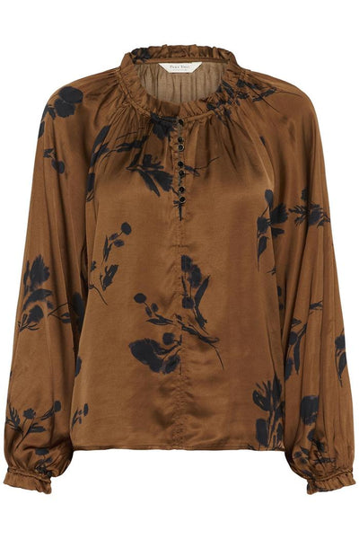 Brun bluse med blomstermønster, samlet halslinje og knapper foran.
