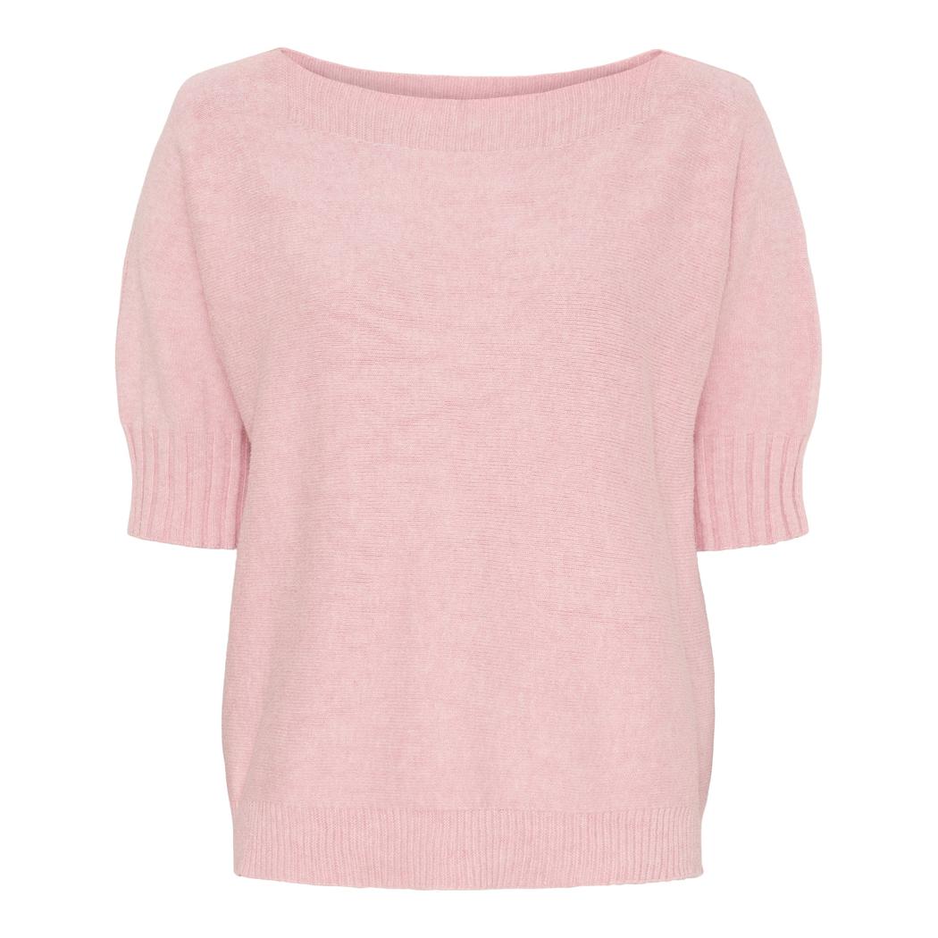 Strikket rosa genser med korte pufferm og bred hals. Glatt tekstur og ribbestrikkede detaljer.