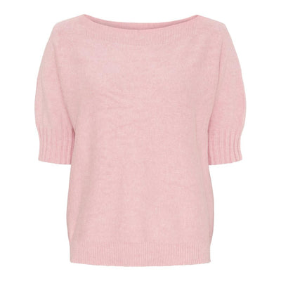Strikket rosa genser med korte pufferm og bred hals. Glatt tekstur og ribbestrikkede detaljer.