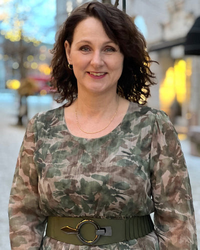 Kjole m strikk i livet