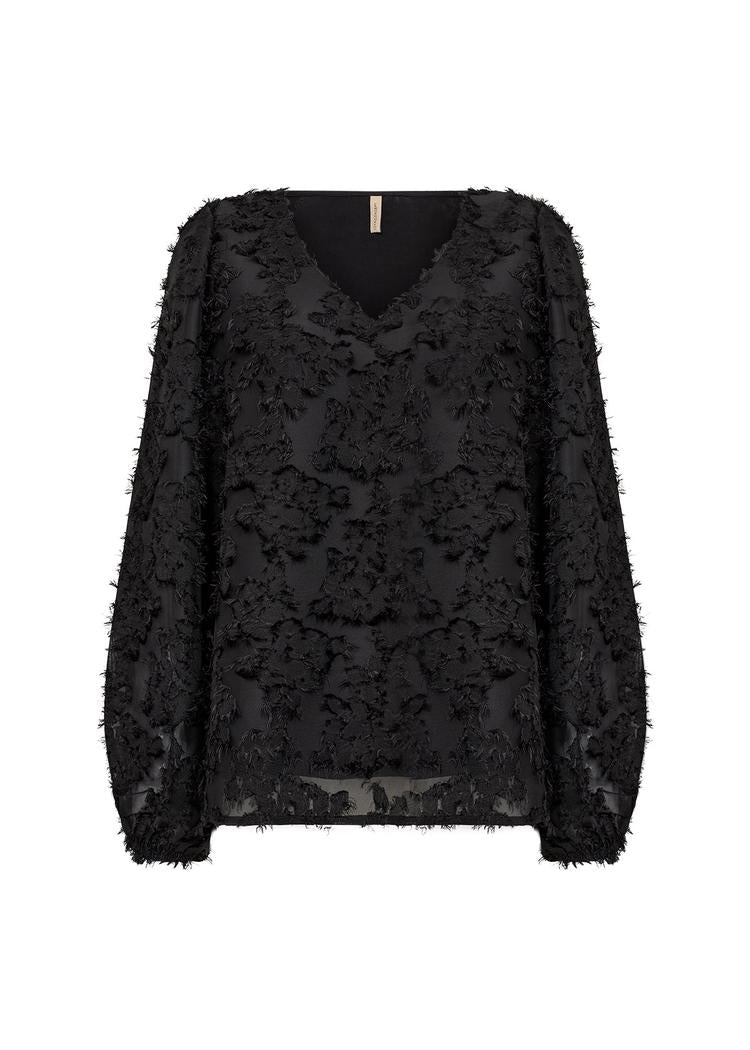 Svart bluse med teksturert blomstermønster, V-hals og lange, lett gjennomsiktige ermer.