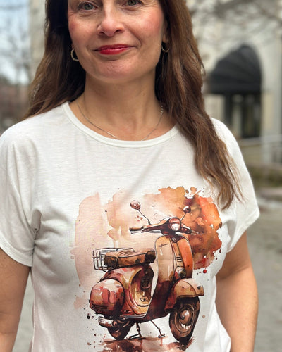 T-skjorte med kort erme og kunstnerisk scootertrykk i varme farger. Mulig detalj på baksiden.