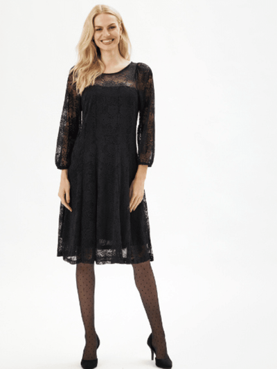 Svart knelang kjole med gjennomsiktig blonde, blomsterdetaljer og lange ermer.