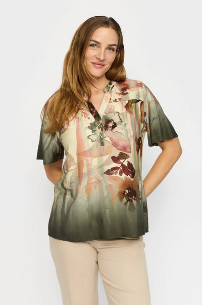 Bluse med blomsterdesign i rosa, grønt, brunt. Kortermet, V-hals med knapper. Løs passform.