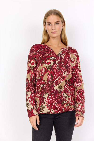 Toppen Sc-Felicity Aop 518 med paisley- og blomsterdesign i rødt og beige, V-hals og lange ermer.