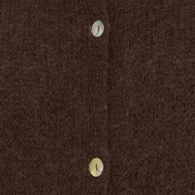 Nærbilde av brun strikket cardigan med knappelukking, viser tekstur og knapper.
