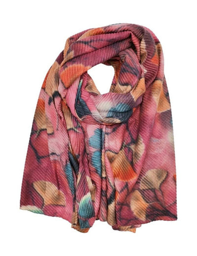 Skjerf med fargerikt mønster i rosa, oransje, blått og svart, med teksturert design.