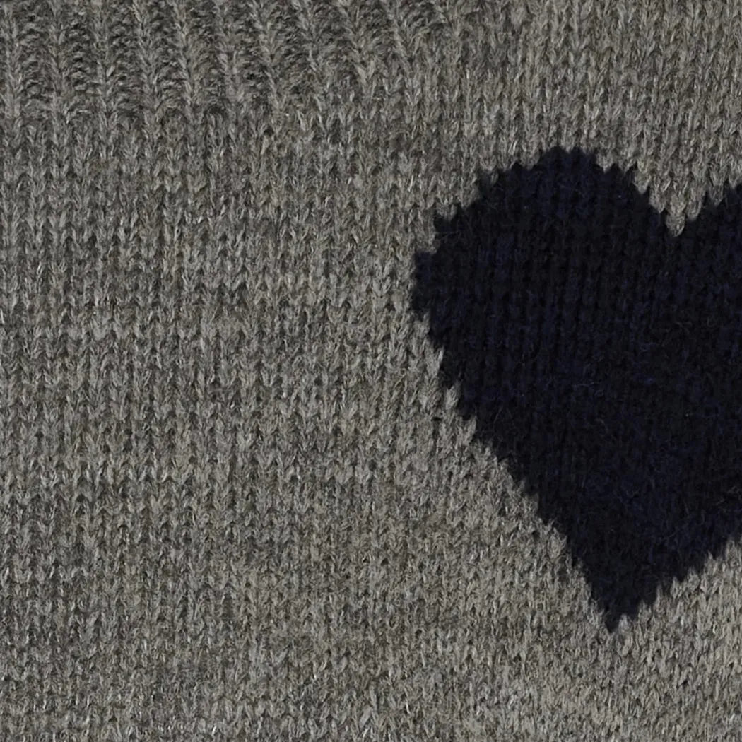 Grå genser med mørkt hjerte-mønster, nærbilde av strikketeksturen.
