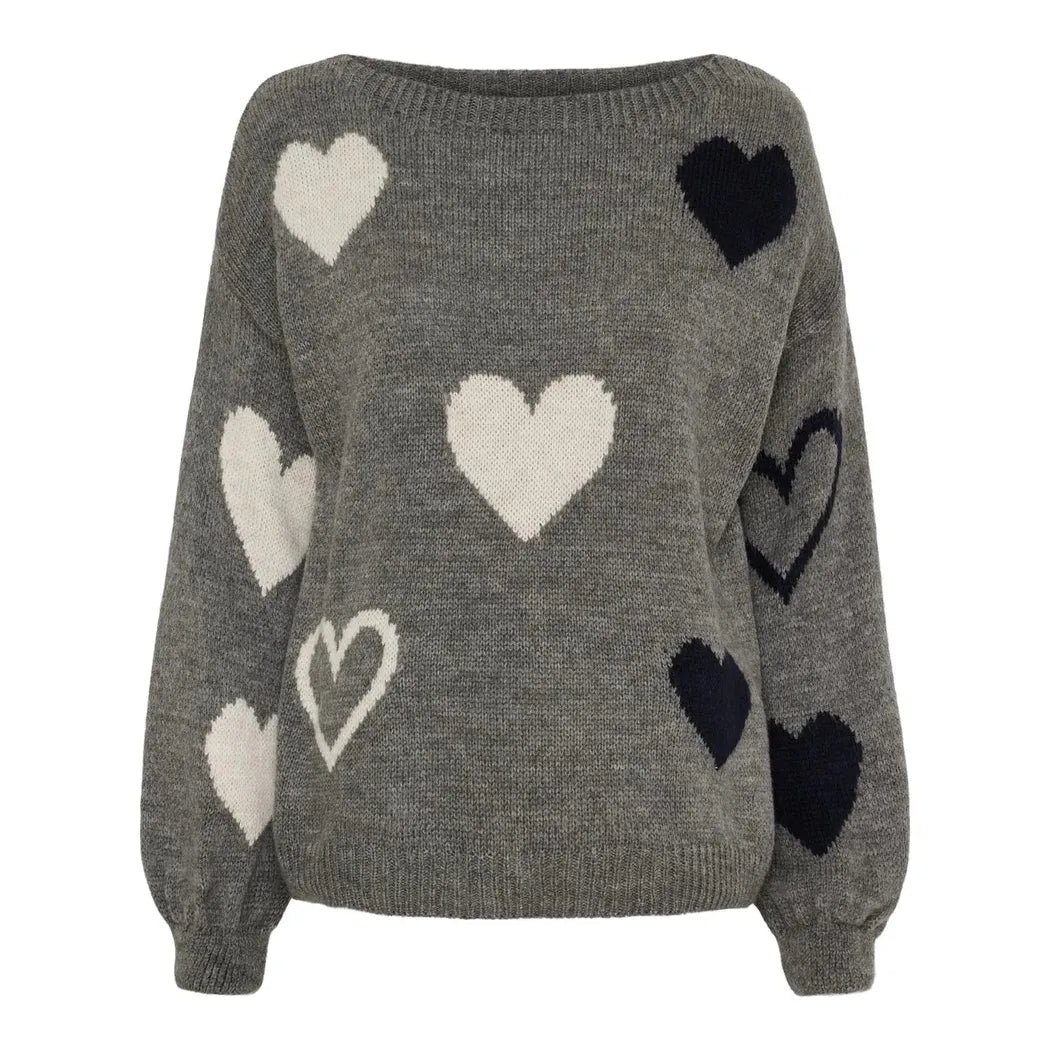 Grå genser med hvite og mørke hjerter, ribbestrikket hals og mansjetter, lange ermer.