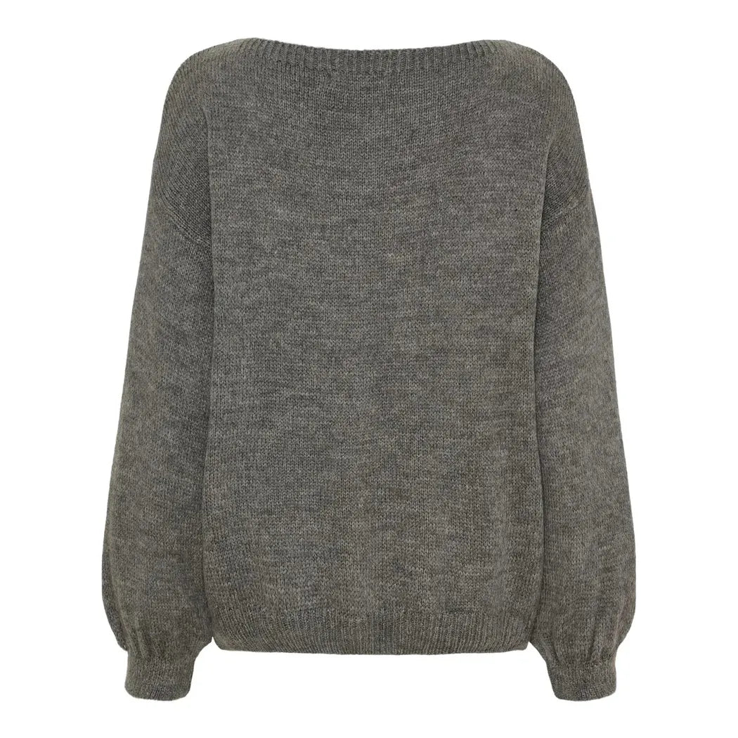 Baksiden av en grå genser med ribbestrikkede mansjetter og hals, uten synlige mønstre.