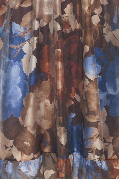 Stoff med blomster i brune, blå og beige toner. Mykt og flytende mønster, ideelt for en kjole.