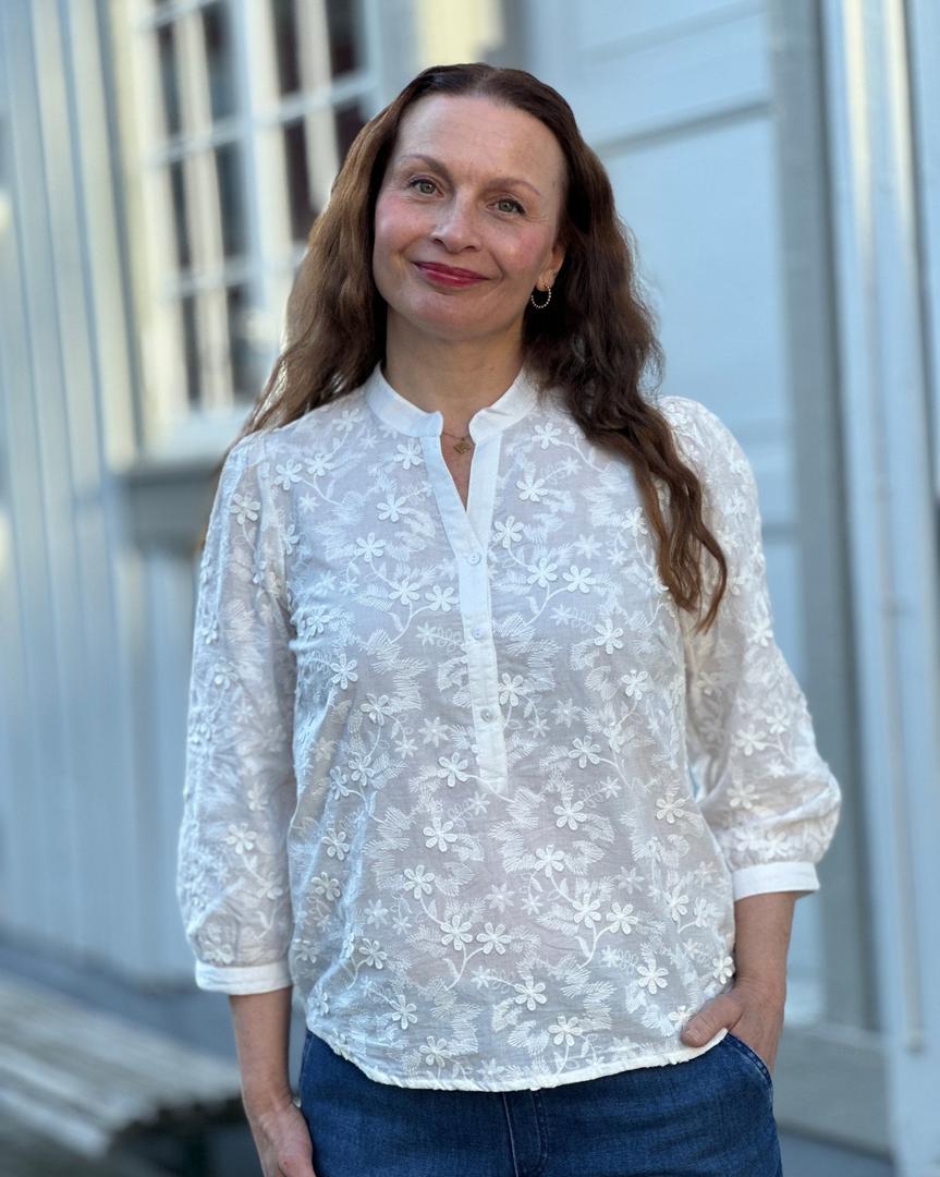 Bluse m blomster og 3/4 erm-Bluser og skjorter-Brandtex