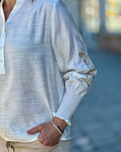 Bluse med broderi på erme-Bluser og skjorter-Signature