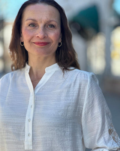 Bluse med broderi på erme-Bluser og skjorter-Signature