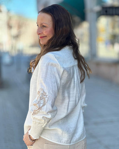 Bluse med broderi på erme-Bluser og skjorter-Signature