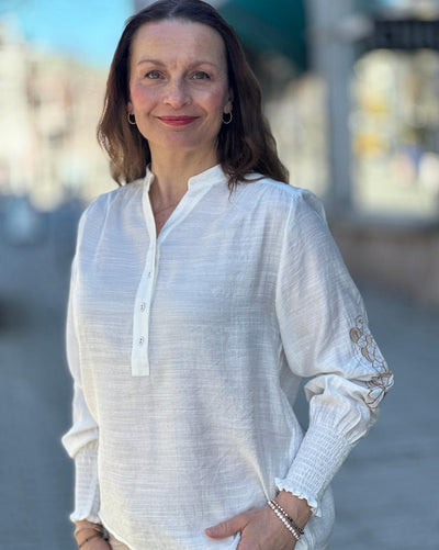 Bluse med broderi på erme-Bluser og skjorter-Signature