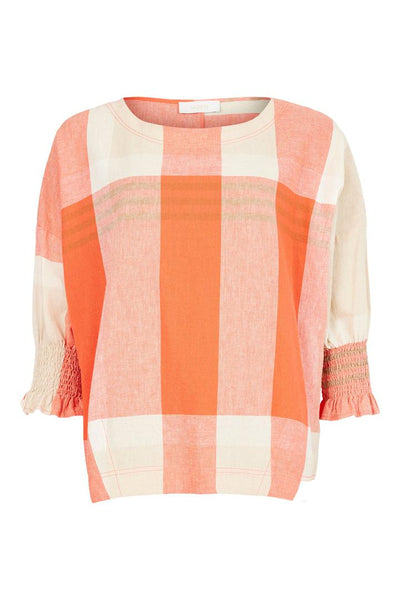 Bluse med store, vertikale ruter i oransje og beige, med rynkede ermer og rund hals.