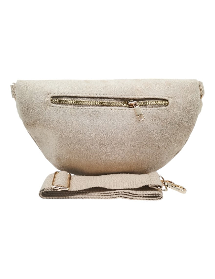 Bum-bag med myk pels, glidelåslomme bak og justerbar stropp.