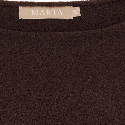 Mørk brun strikkegenser med rund hals og etikett som viser "ONE SIZE."