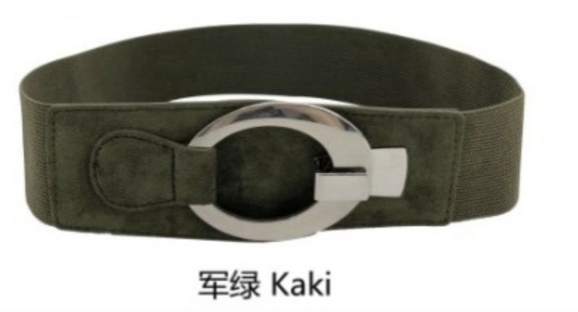 Grønt elastisk belte, bredt design, stor metallspenne. Tekst under: "Kaki".