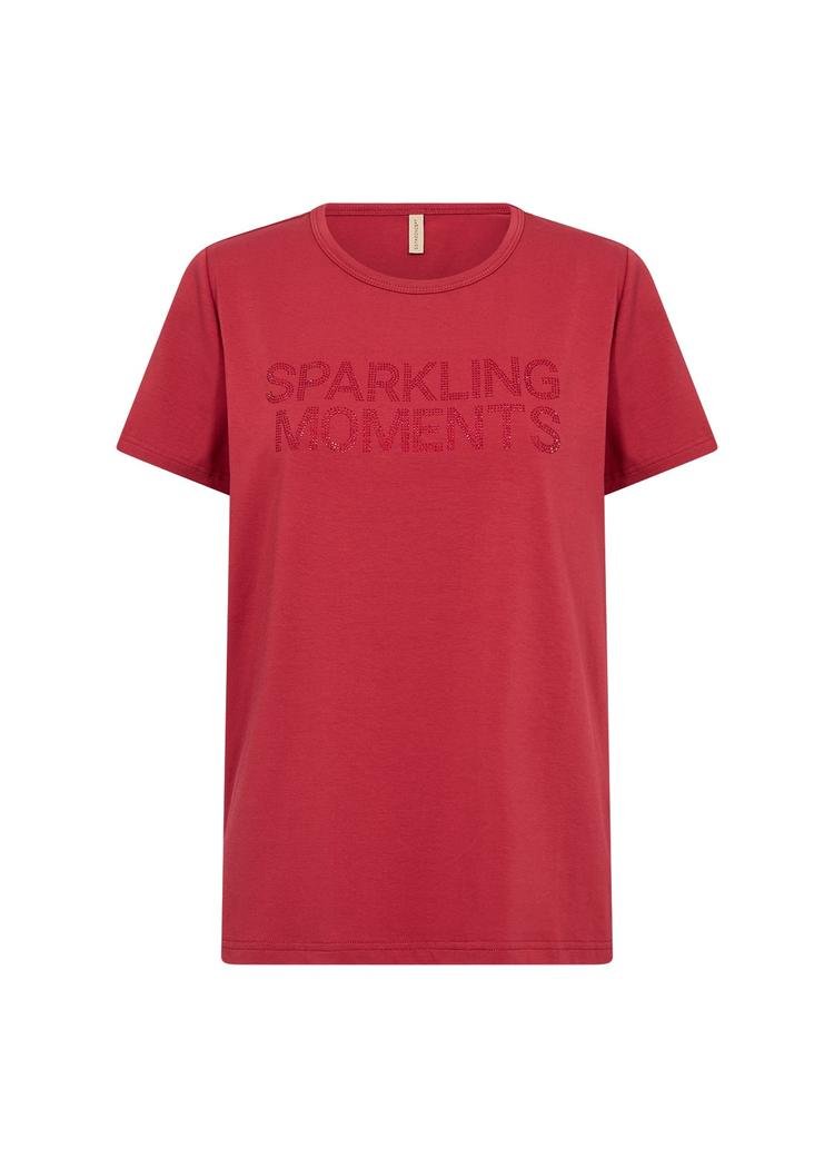 Rød t-skjorte med rund hals og korte ermer. Teksten "SPARKLING MOMENTS" på forsiden.